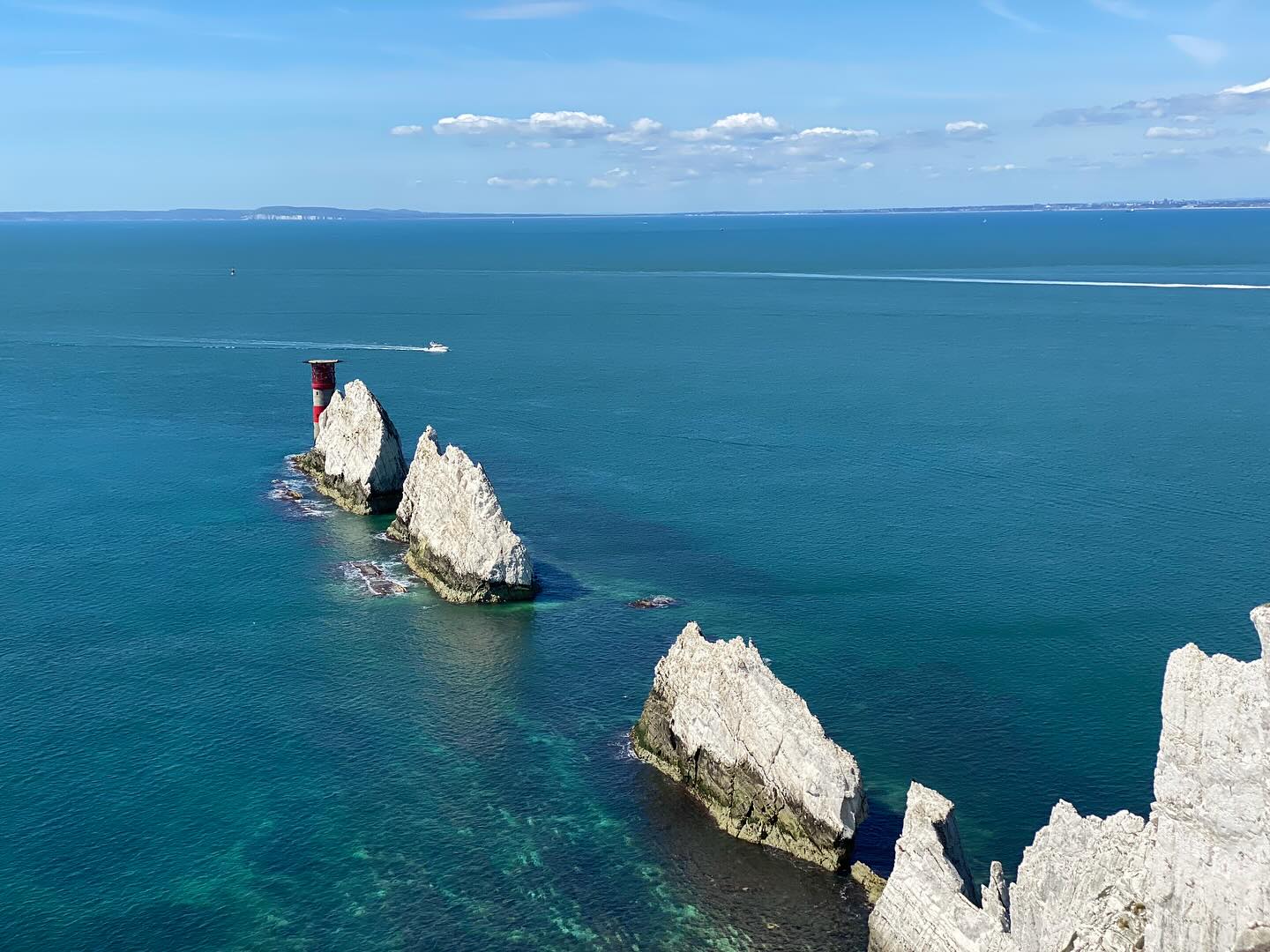 The Needles rotsformaties en vuurtoren bij Isle of Wight tijdens een zeiltocht