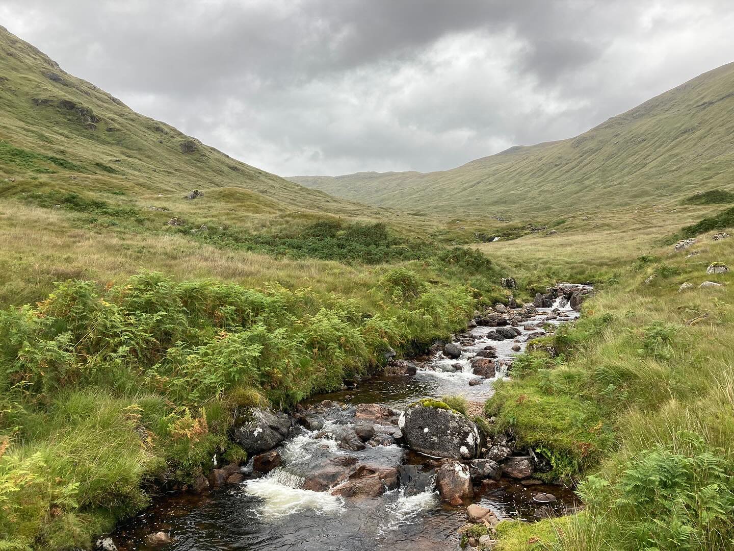 Zeilreis in Schotland met uitzicht op de Isle of Rum en de Schotse Hebriden tijdens een wandeltocht